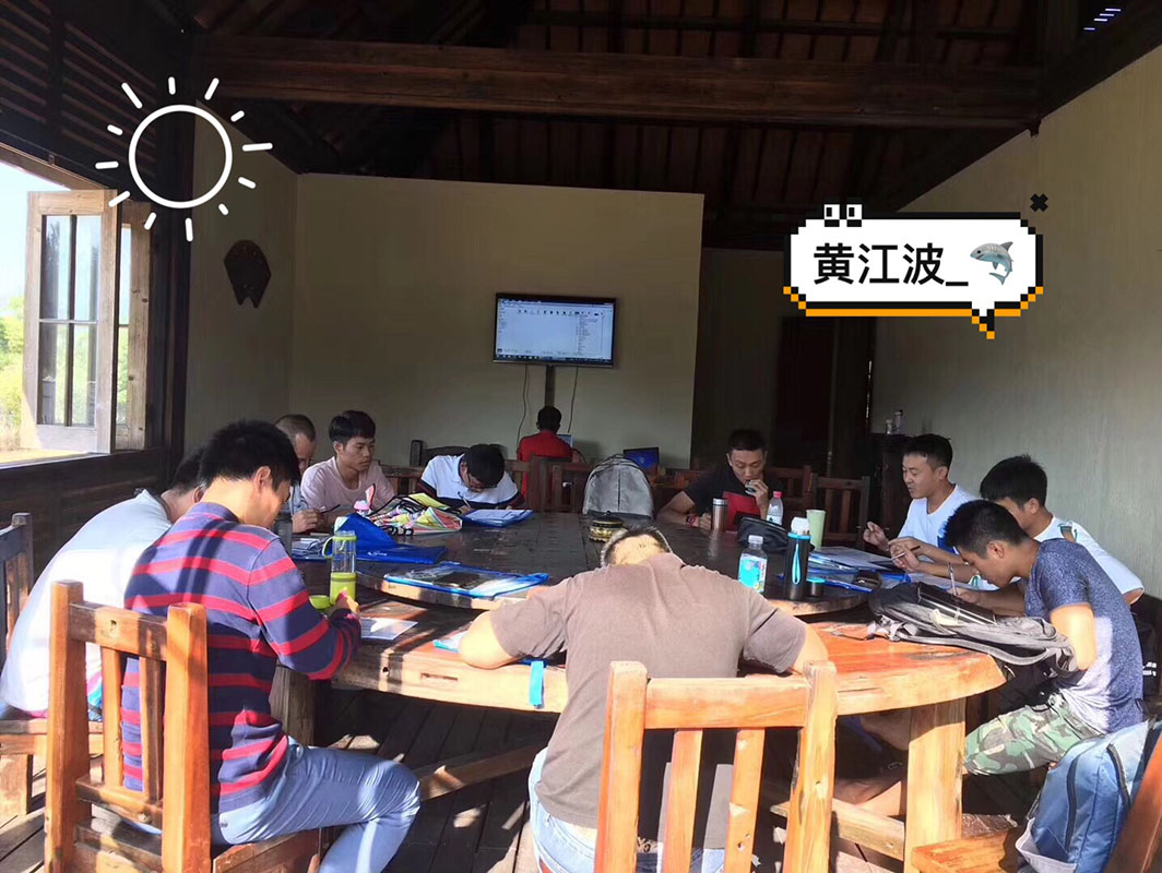 除了俯瞰大地的飛翔，還有潛入海底的翱翔。